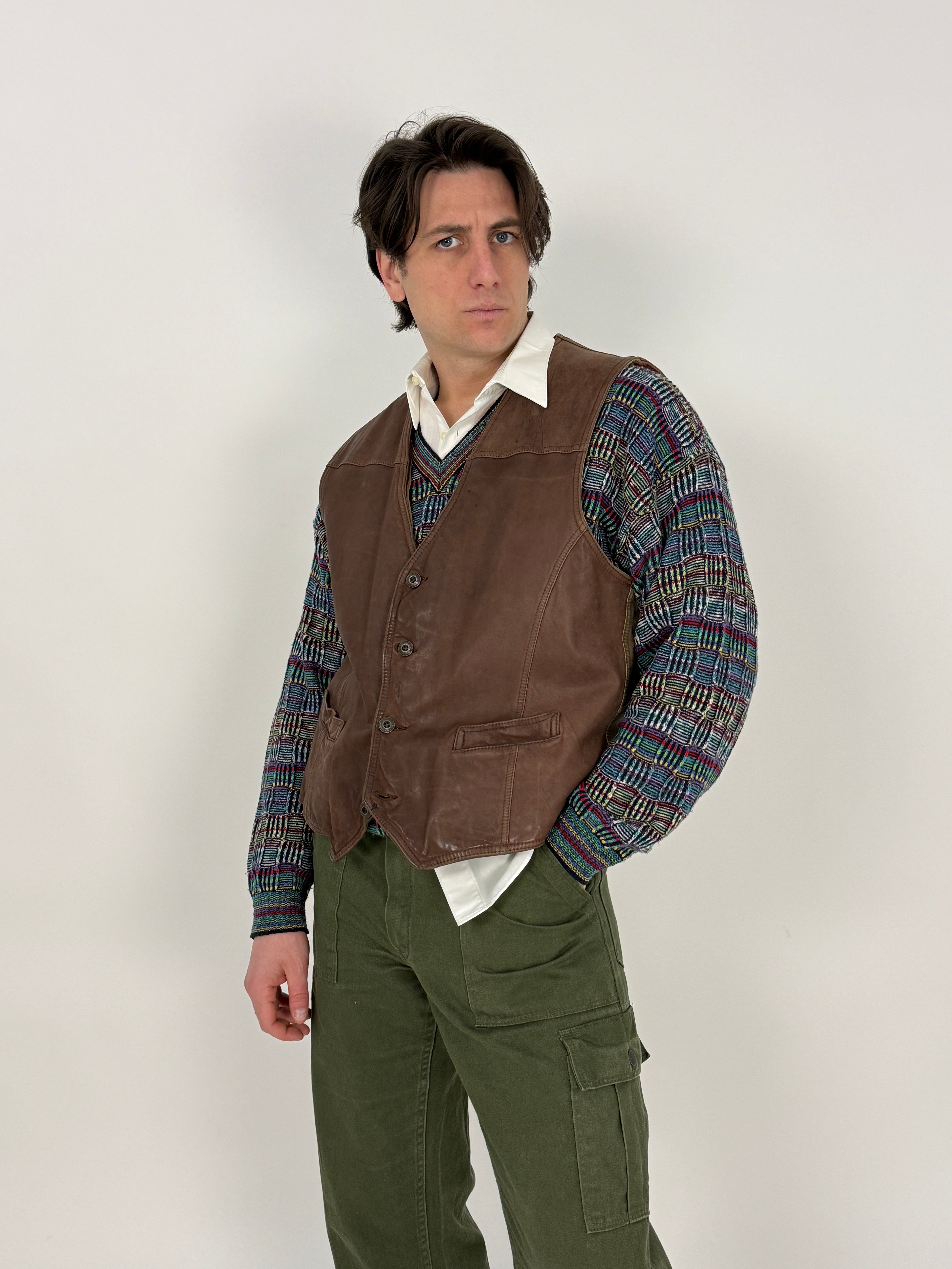 gilet marlborso in pelle marrone vintage indossato da uomo