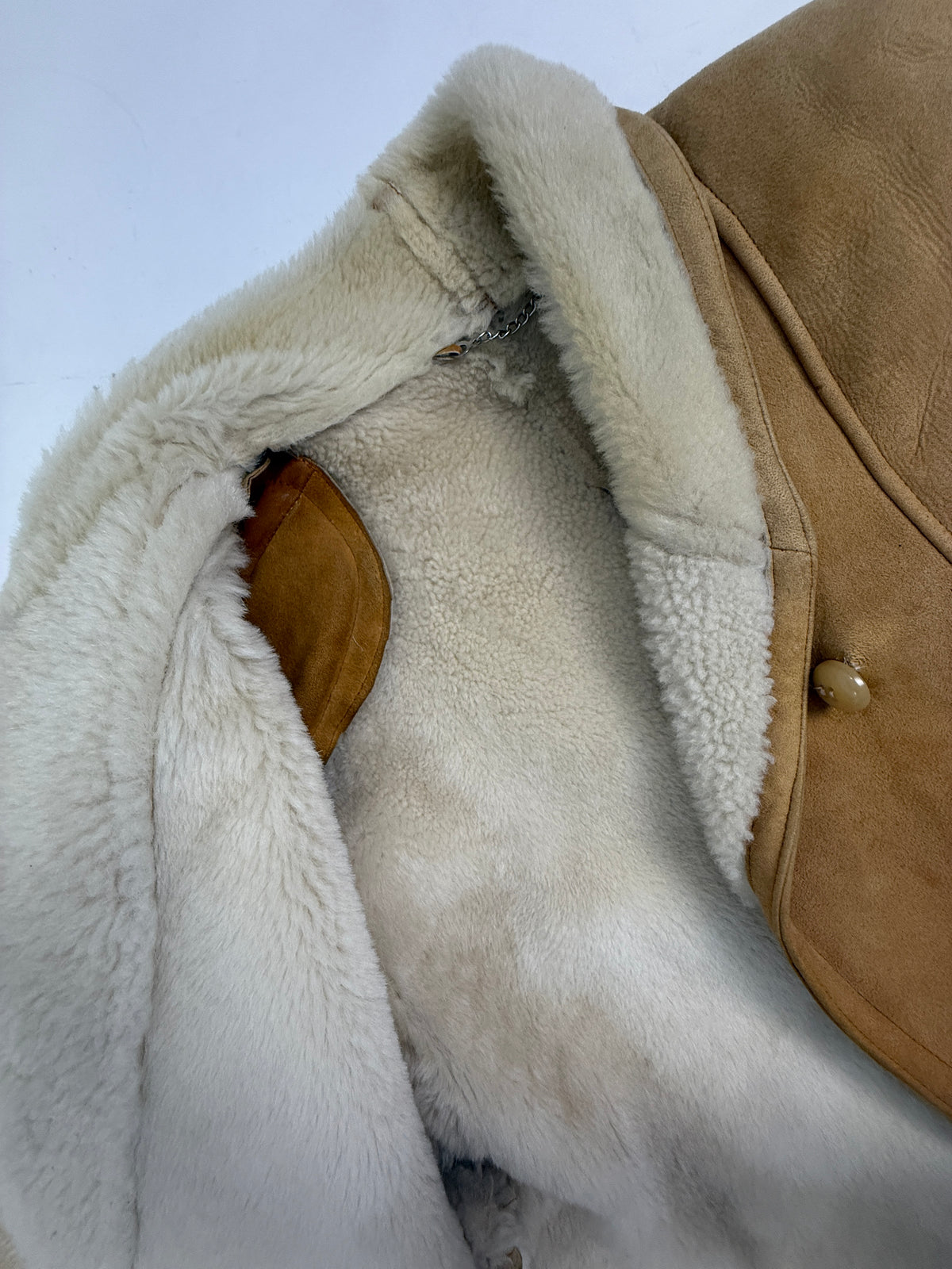 Giacca shearling suede camel vintage - retro indossato, cuciture a vista pannelli spalla-corpo-manica in filo camel, silhouette oversize diritta lunghezza anca cm 89, polsino shearling avorio