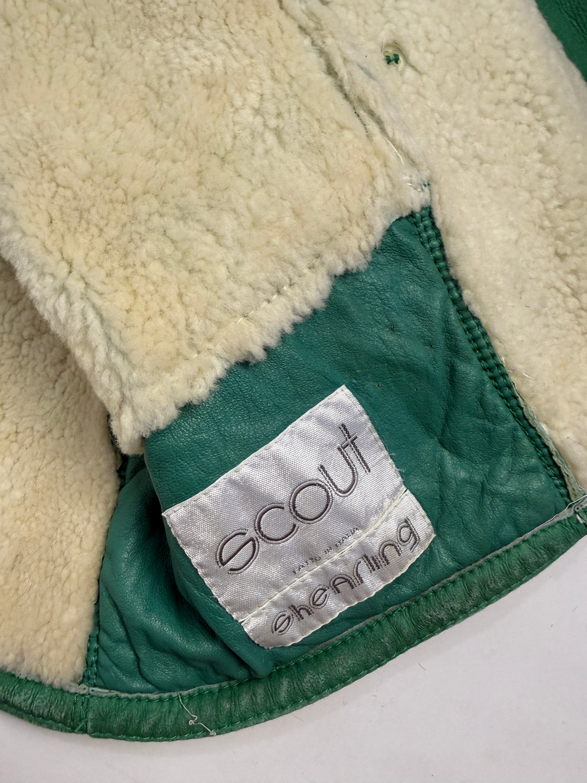 Scout Shearling giacca montone verde kelly - piano fronte aperta, colletto revers shearling avorio abbondante, quattro bottoni metallo grigio, tasche patch profonde, spalle cm 50
