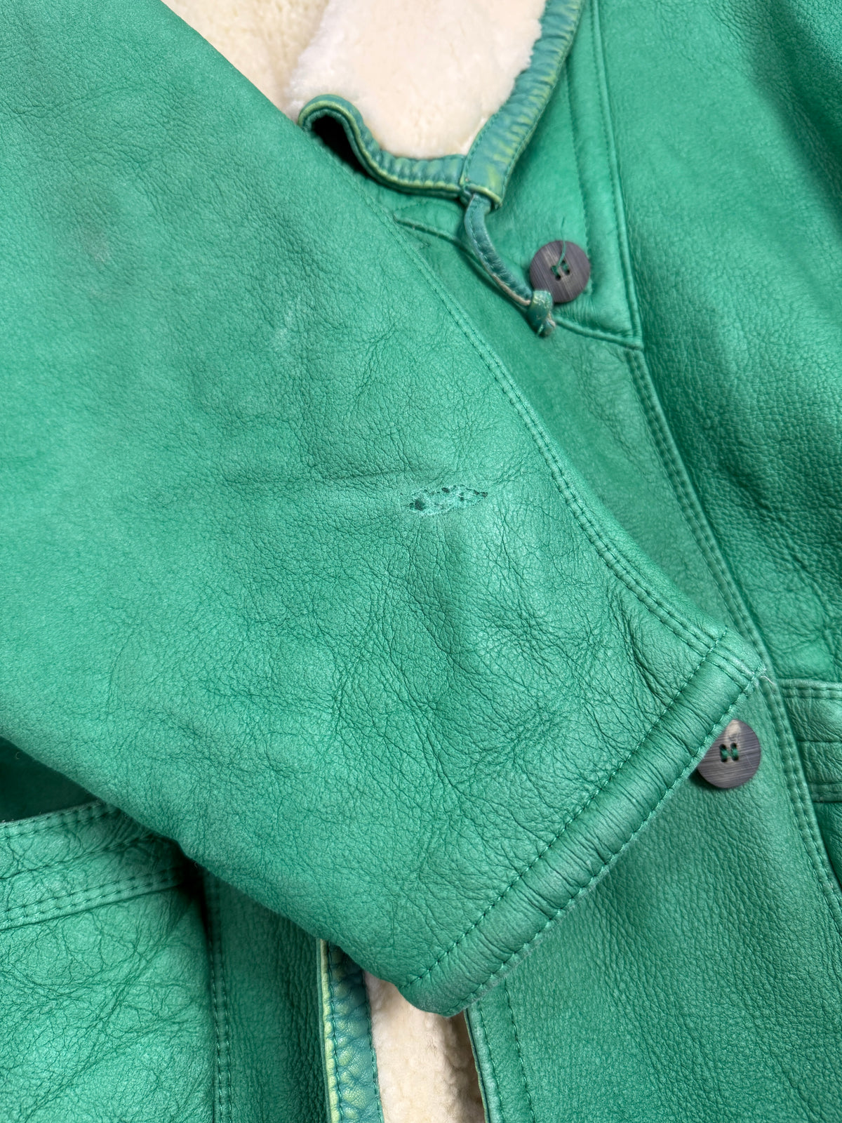 Scout Shearling giacca shearling verde kelly piano fronte chiusa - quattro bottoni metallo grigio antracite, tasche toppa con soffietto, colletto revers shearling avorio, lunghezza anca cm 73
