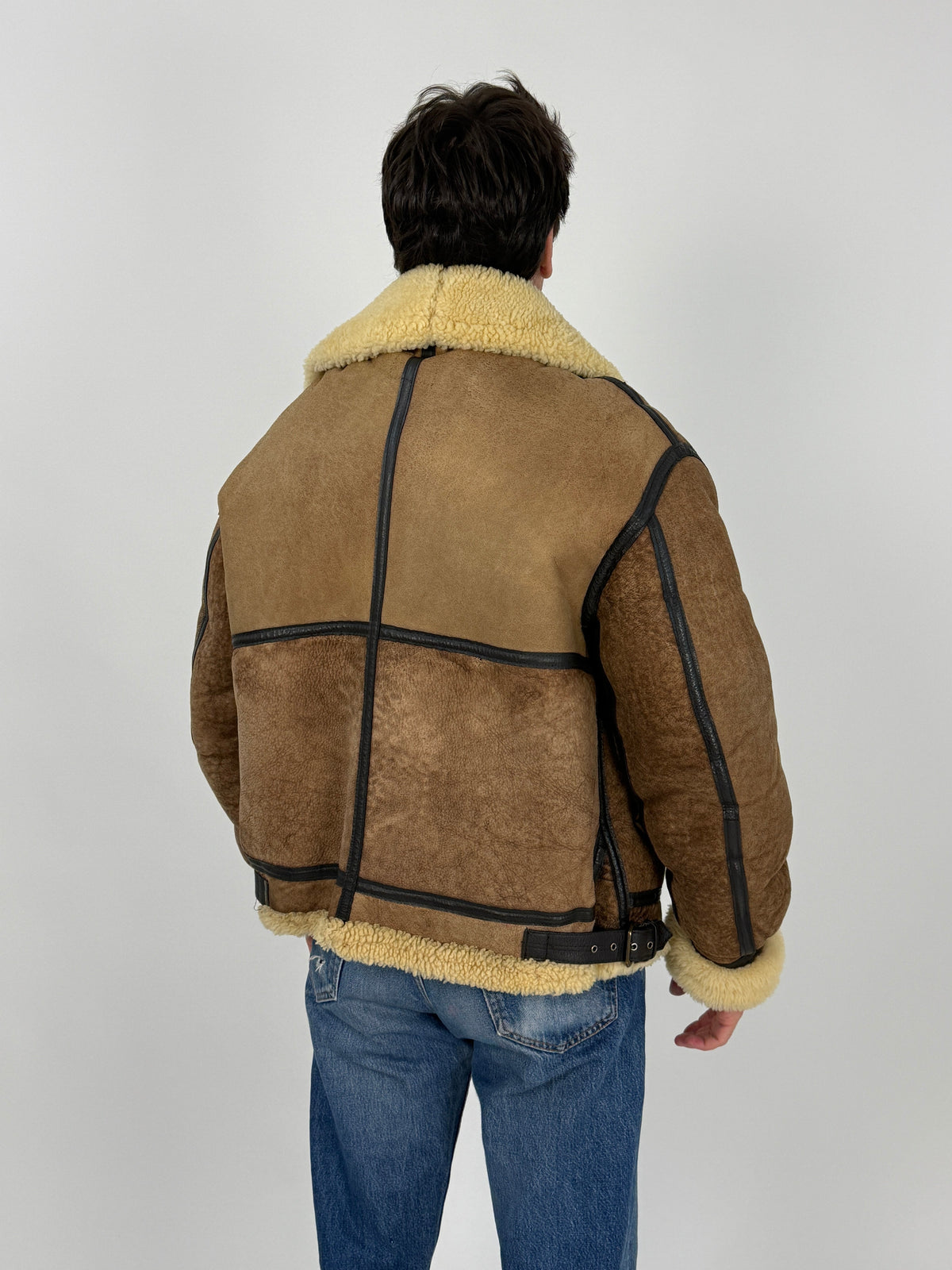 Avirex USA B-3 shearling vintage piano - corpo suede montone marrone tabacco con patina invecchiamento autentica craquelure naturale, colletto B-3 shearling avorio aperto, tasche diagonali