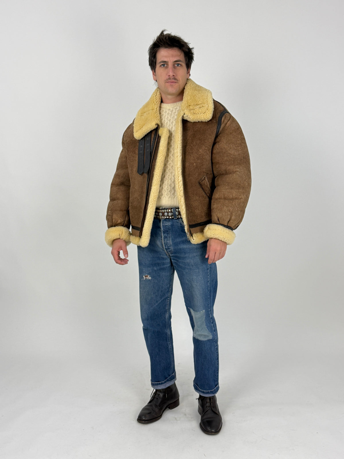 Avirex B-3 shearling - fronte indossato aperto, colletto larghissimo shearling avorio/burro, zip doppio cursore ottone, due tasche diagonali bordo pelle nera, patina suede naturale