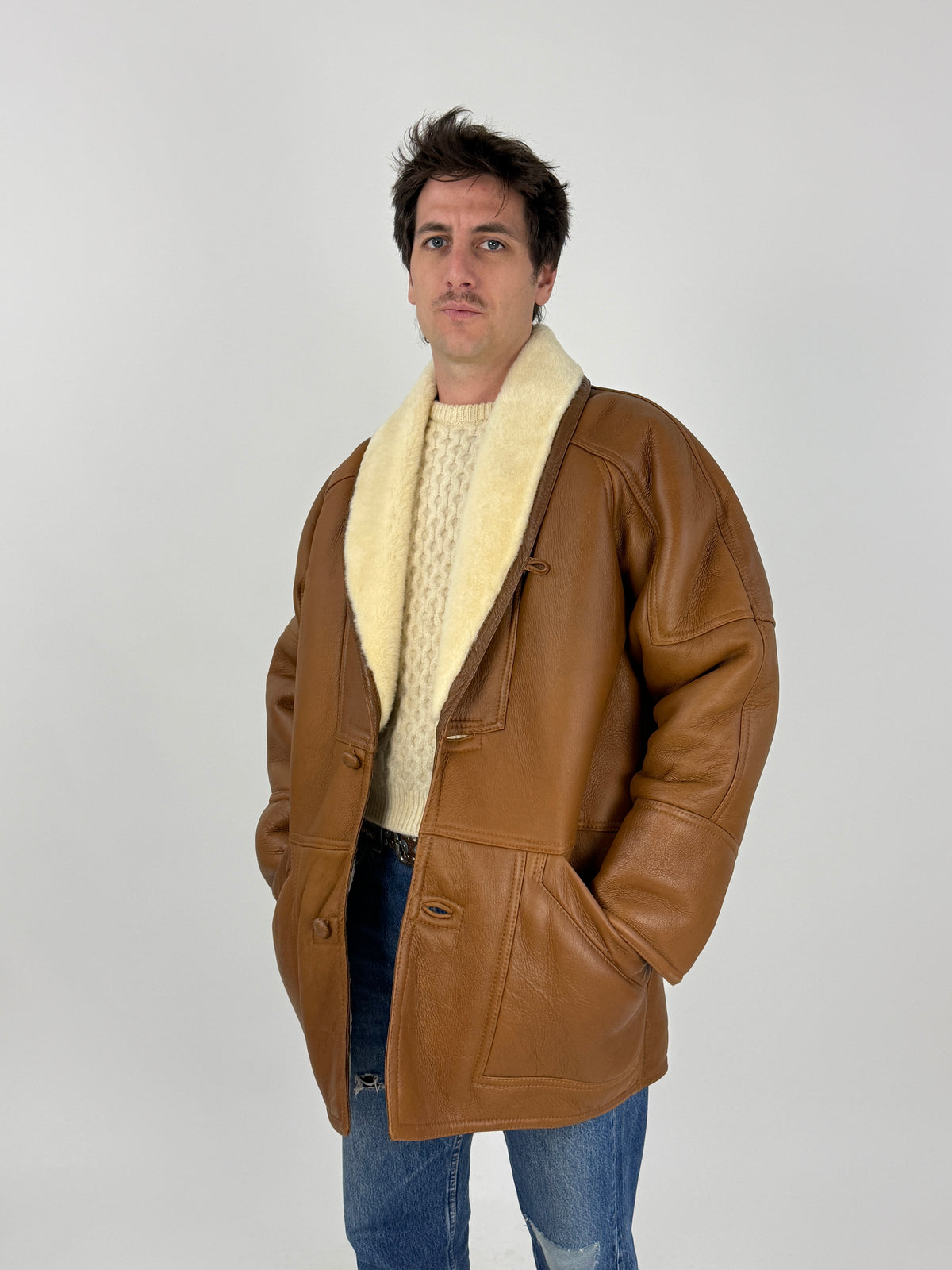 Shearling ranch coat vintage - tre quarti indossato, nappa cognac craquelure naturale, colletto a V shearling avorio, bottone mandorla tasca bassa, silhouette oversize boxy