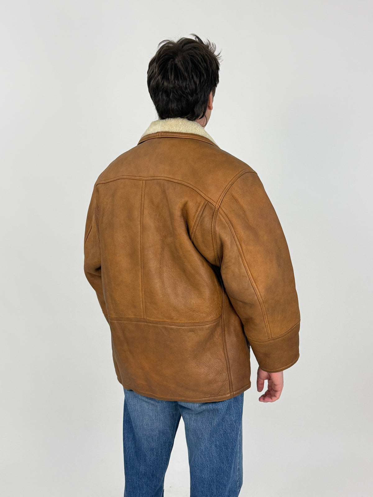 Original Shearling fronte chiuso - tre grandi bottoni circolari legno/resina miele coordinati cognac, fascia costruttiva orizzontale, pannellatura cuciture a vista filo cuoio, tasca toppa petto