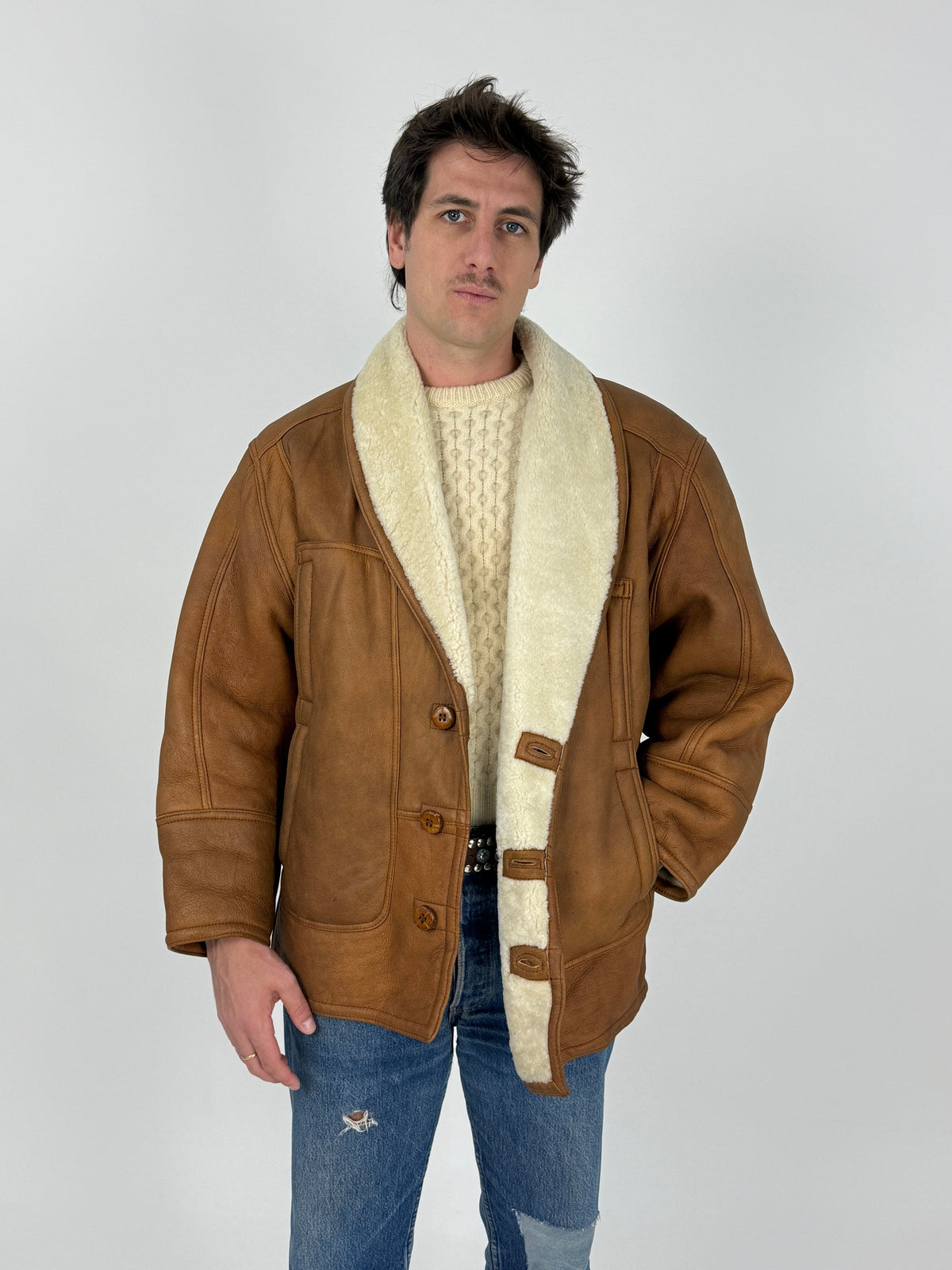 Original Shearling giacca montone - figura intera indossato, nappa cognac whiskey, colletto scialle shearling bianco, bottoni legno grandi, jeans vintage, lunghezza cm 81