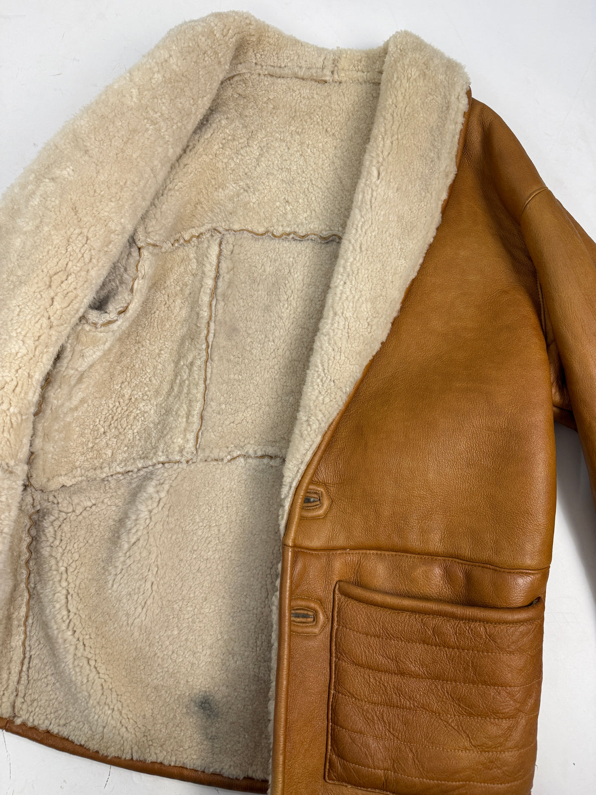 Piano aperta interno - shearling pelo lungo riccio bouclé avorio pieno, pannelli pelle montone cuciti a vista, piccola macchia grigiastra interno sinistra petto dichiarata, colletto scialle shearling