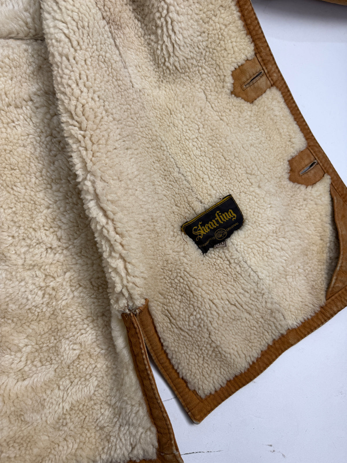 Swearling ranch coat retro indossato - yoke posteriore cucitura orizzontale spalle, corpo suede butterscotch con cucitura centrale orizzontale, spacco laterale orlo destro, colletto shearling riccio bordo