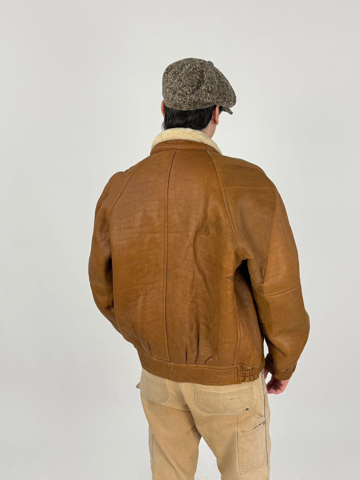 Cotton Company bomber montone retro indossato - yoke posteriore cucitura orizzontale, pannello centrale verticale, cucitura orizzontale centrale schiena, banda elastica fondo marrone, collo shearling riccio