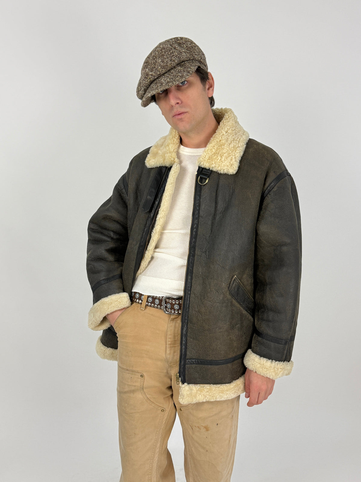 Menichelli B-3 bomber piano fronte - nappa montone marrone scuro ebano patina oliva-militare, shearling riccio bianco avorio colletto revers petto polsini bordo, zip OPTI bronzo, tasche patta diagonale e basse