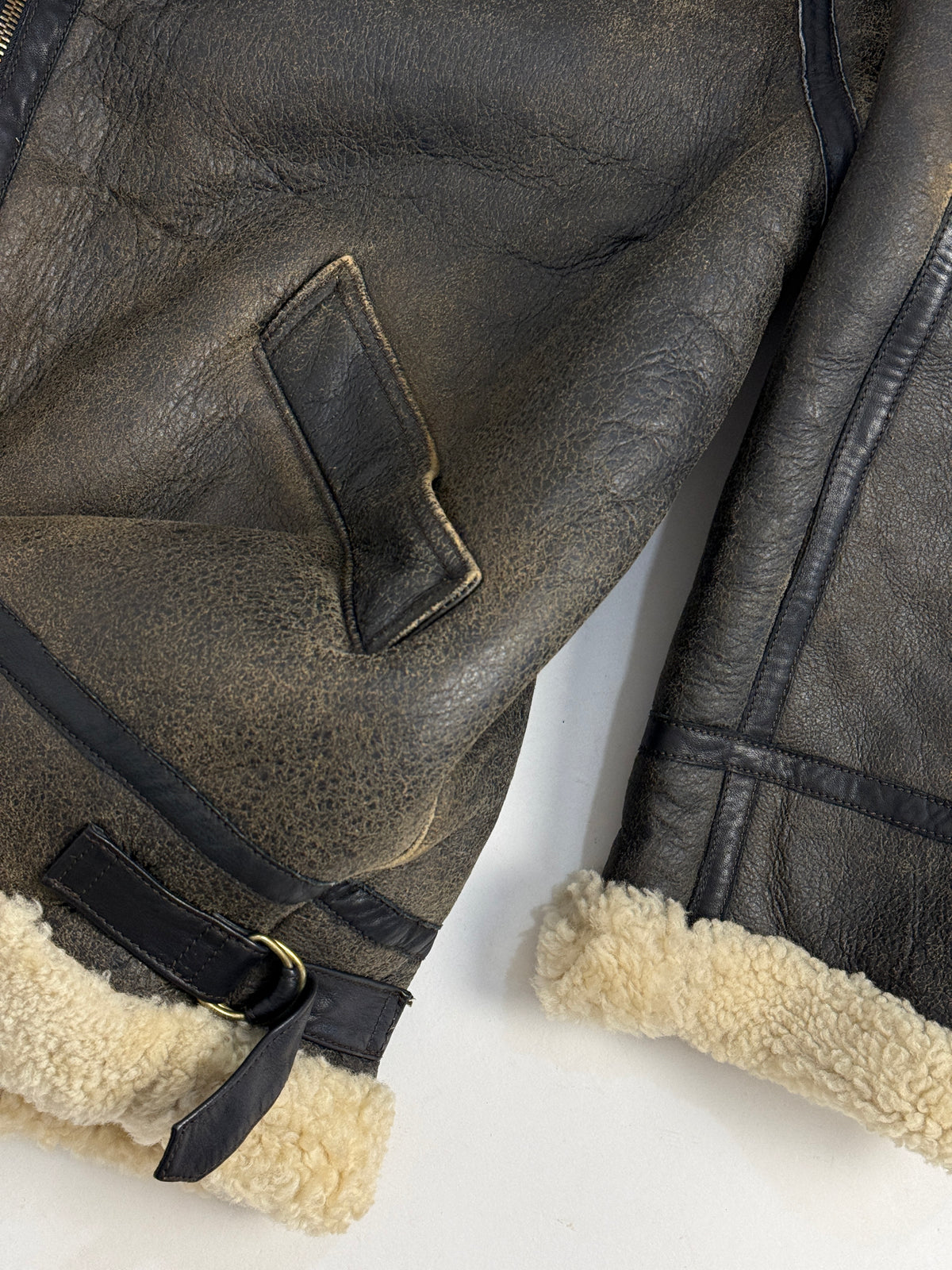 Menichelli B-3 bomber - figura intera retro indossato, volume oversized imponente spalle cm 55, bordo fondo shearling riccio libero, pannellatura costruttiva retro, fascette laterali vita