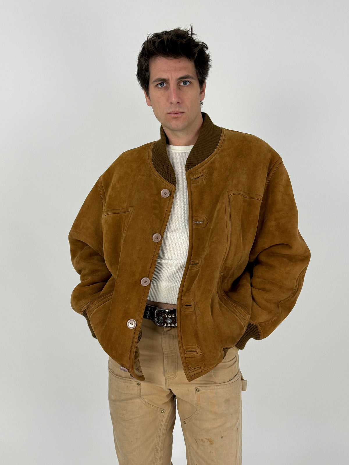 Bomber suede tabacco laterale indossato - profilo bomber corto volume petto spalle cm 52, costina oliva fondo stringe vita, manica suede cucitura longitudinale, fodera caramello bordo petto