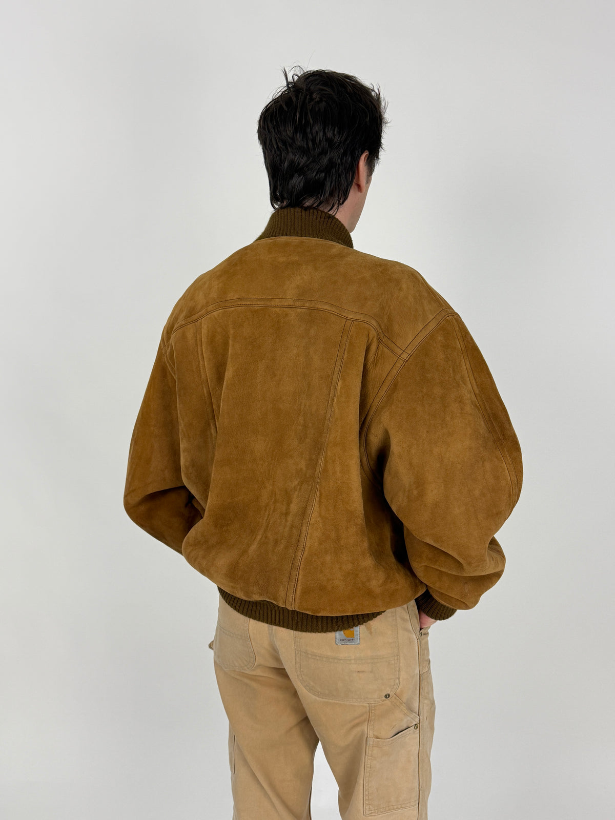 Bomber suede tabacco figura intera - silhouette bomber corto oversize, suede tabacco senape opaco, costine oliva collo polsini fondo pronunciate, lunghezza cm 73, cargo beige