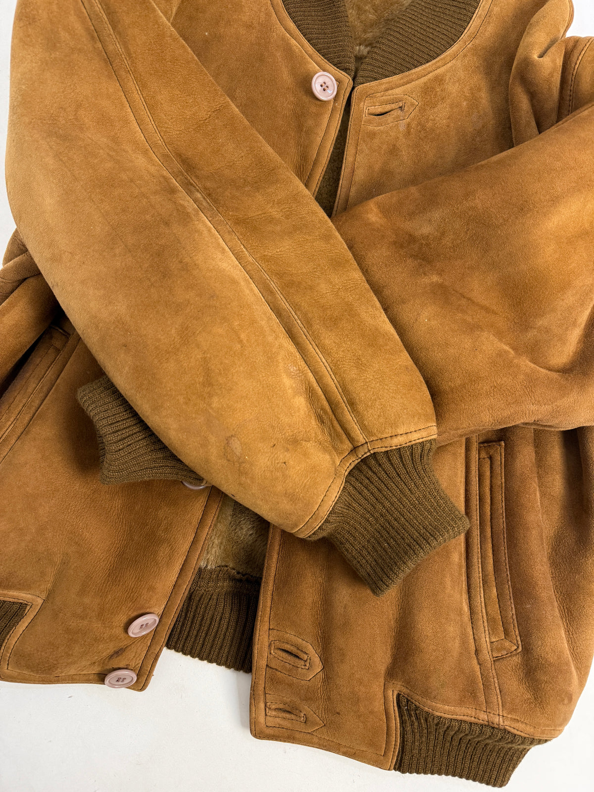 Interno aperto piano - fodera shearling rasato teddy color caramello/miele denso uniformo corpo e maniche, costina oliva fondo larga 8cm, bordi frontali asole suede, fodera coordinata tabacco esterno