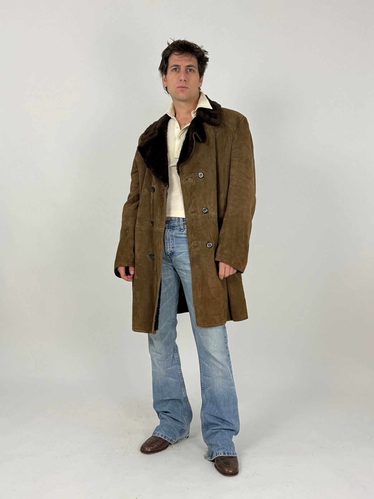 L'Eleganza cappotto montone - retro indossato, yoke posteriore cucitura orizzontale spalle, due cuciture verticali pannello centrale, spacco centrale fondo, suede kaki oliva tabacco, shearling rasato marrone colletto