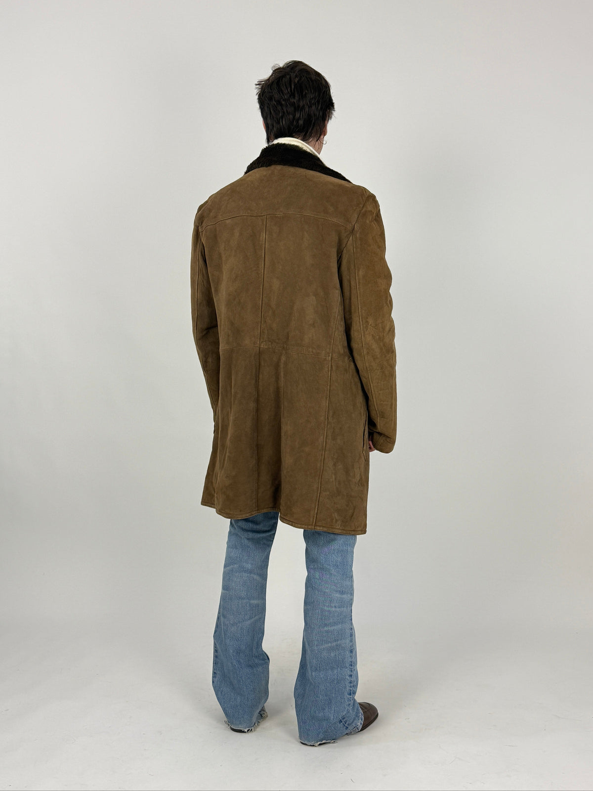 Dettaglio macro gomito sinistro - suede kaki oliva con usura dichiarata: schiarimento lucidatura superficiale patch circa 5-6 cm zona gomito, cucitura longitudinale manica a vista filo coordinato, polsino suede