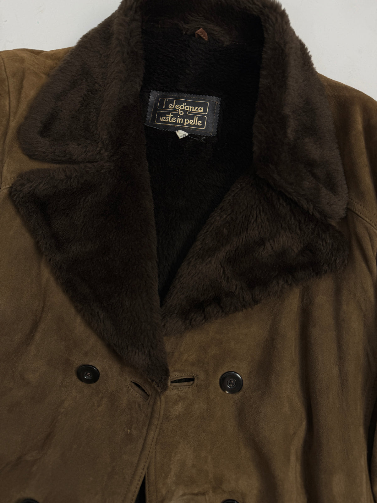 Interno cappotto aperto piano - shearling rasato cortissimo marrone scuro cioccolato uniforme denso, pannelli montone cuciture interne, bottone interno grigio, etichetta L'Eleganza veste in pelle