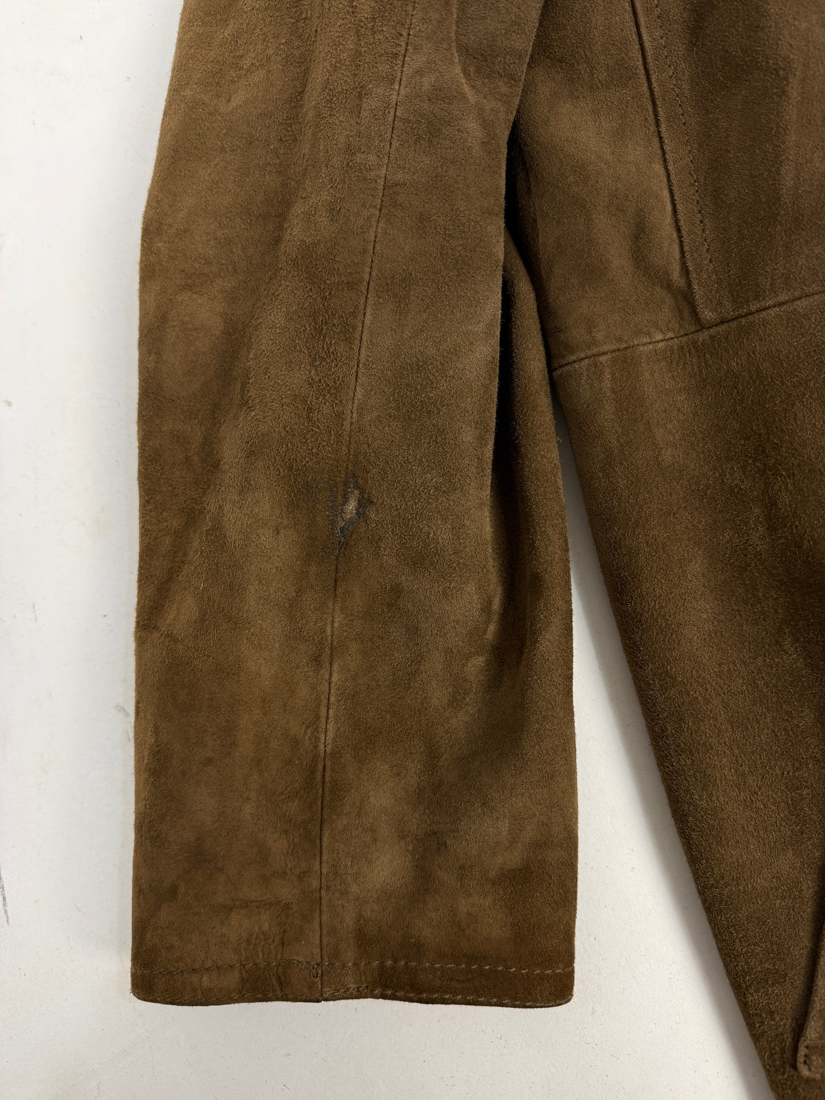 L'Eleganza cappotto lungo suede kaki oliva vintage anni 70 - figura intera frontale indossato, doppio petto 4 bottoni neri, colletto revers shearling rasato marrone scuro, lunghezza ginocchio taglia L