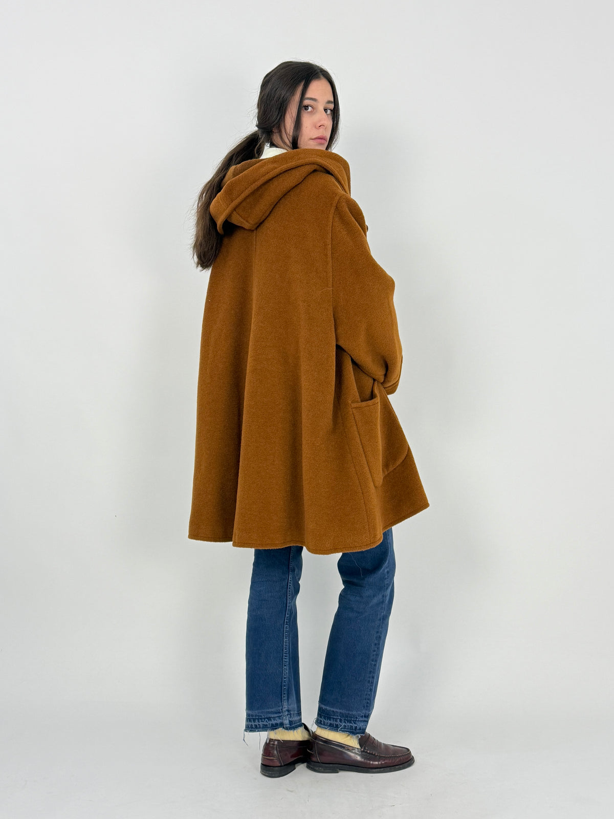 Max Mara montgomery - retro indossato, cappuccio voluminoso sulla schiena, silhouette oversize avvolgente, tessuto alpaca lana follata cuoio tabacco, lunghezza cm 85