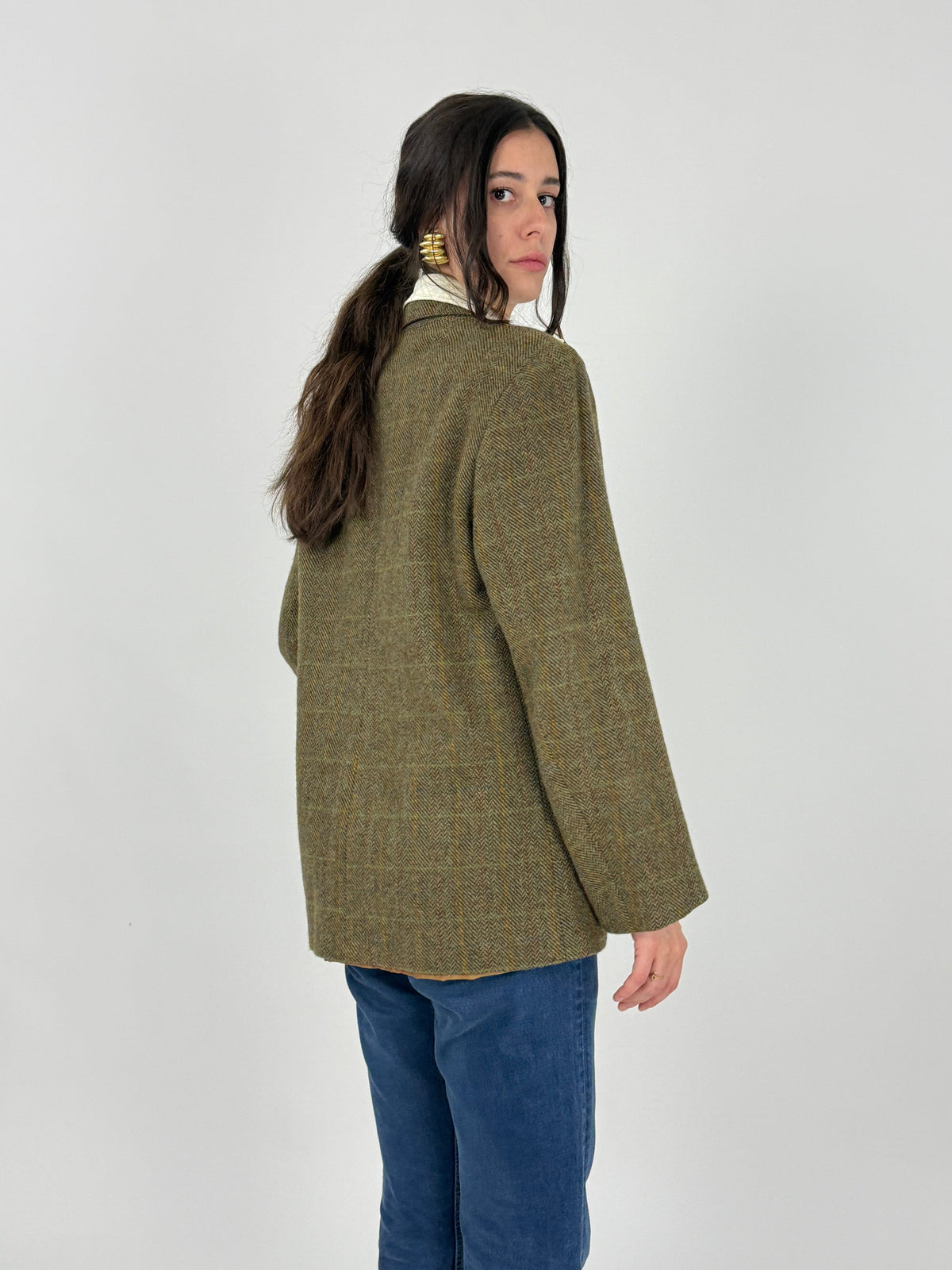 Blazer tweed herringbone verde oliva - retro indossato, silhouette ampia dritta senza riprese vita, spalle cadenti, lunghezza cm 74, tessuto tweed lana peso importante