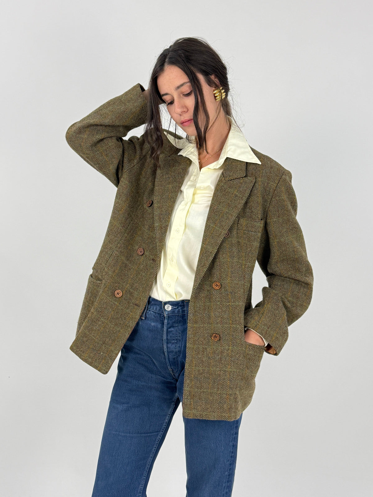 Blazer tweed herringbone - frontale indossato chiuso doppiopetto 4 bottoni resina tortora kaki, tasche toppa basse angoli arrotondati, silhouette oversize relaxed, lunghezza cm 74