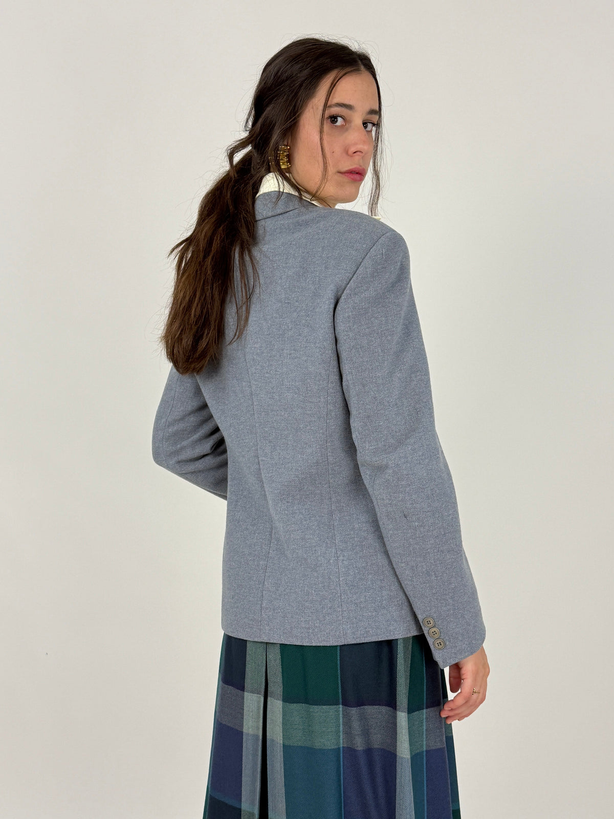 Max Mara blazer carta da zucchero - frontale indossato, 3 bottoni tono su tono grigio-tortora, tasca petto toppa e tasche frontali toppa angoli arrotondati, silhouette slim strutturata
