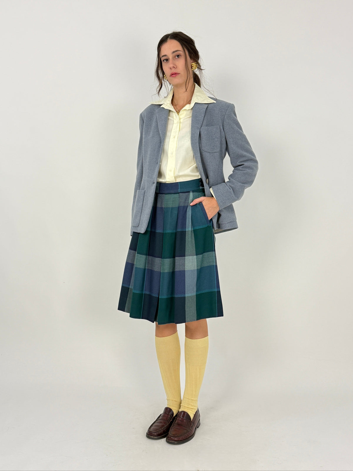 Belfe gonna tartan - figura tre quarti frontale indossata, pieghe piatte A-line, maxi quadri verde bosco navy azzurro teal, vita alta fascia strutturata, lunghezza cm 62 ginocchio