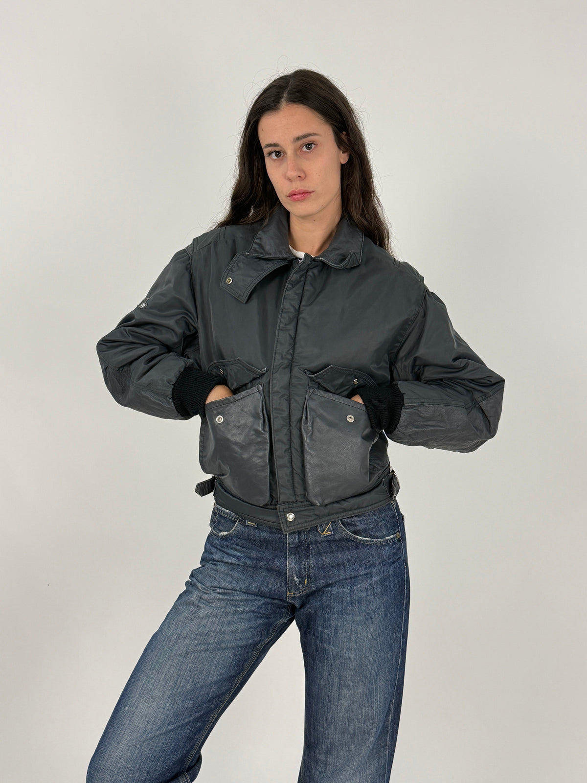 Speed Mode giubbotto pelle antracite - figura tre quarti frontale indossato, tasche cargo soffietto basse con pressione argento, costine nere fondo, cinturino fibbia argento