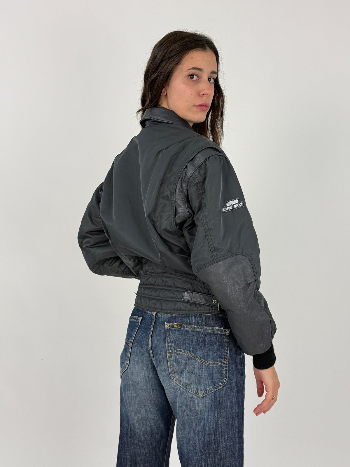 Speed Mode giubbotto moto pelle - frontale indossato chiuso, colletto camicia strutturato pelle, tasche soffietto patta pressione nichel, silhouette racing corta cm 62, zip centrale argento