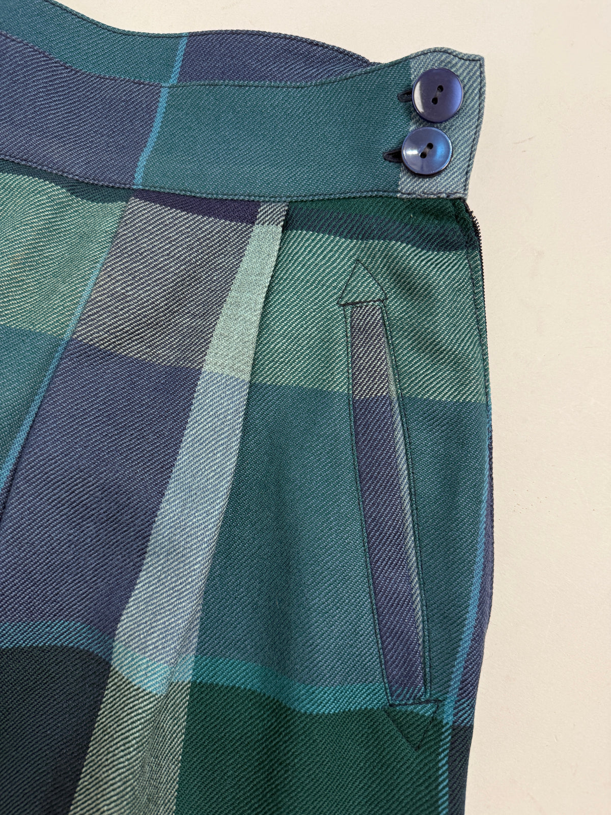 Interno aperto - fodera taffetà verde acqua/teal brillante completa, etichetta Belfe Made in Italy bianca cucita all'interno, zip navy laterale, costruzione qualitativa anni 70