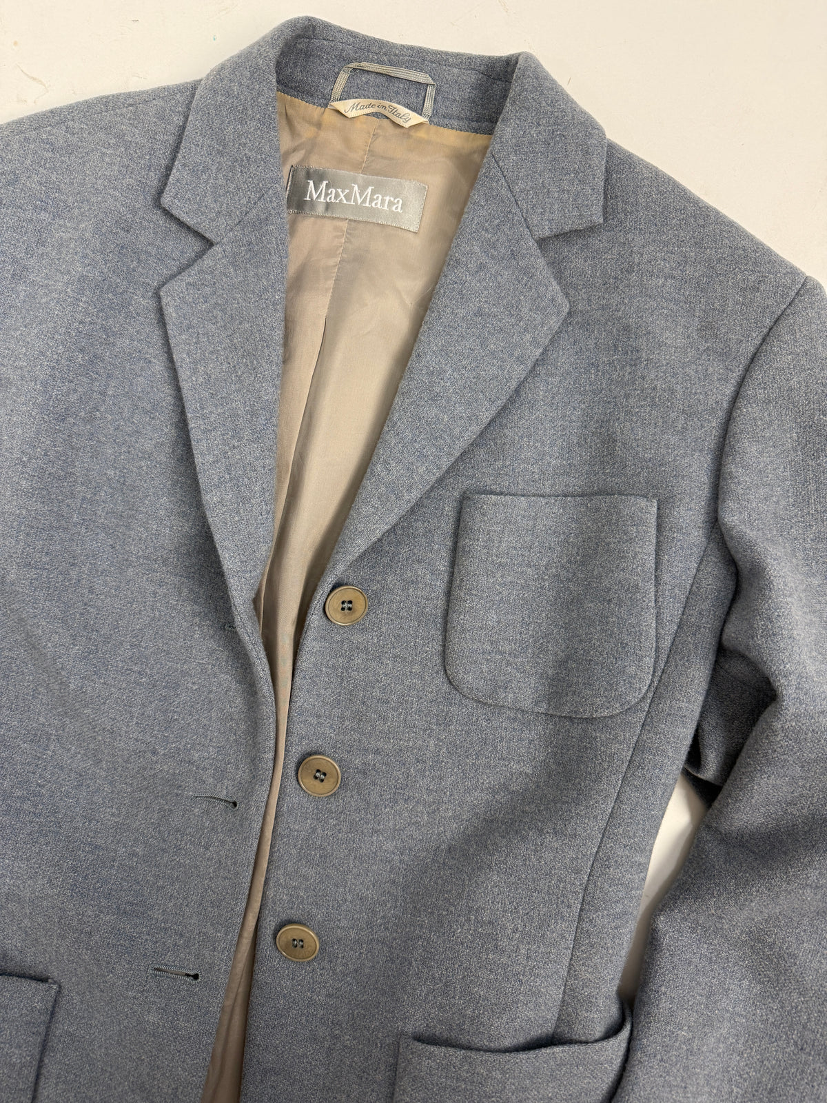 Max Mara blazer carta da zucchero - frontale aperto indossato, revers lancia ampio, fodera beige visibile, tasche toppa basse, tessuto misto lana poliammide elastan morbidissimo, taglia 42 donna
