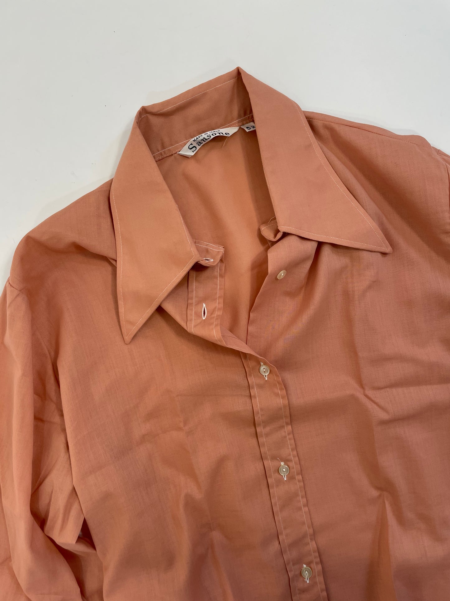 camicia-anni-70-in-cotone-colore-salmone-con-colletto-a-punte-di-lancia