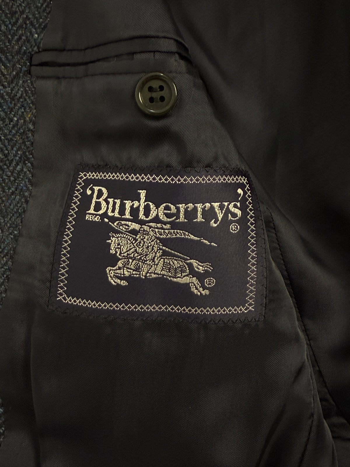 Blazer Burberry’s in lana blu indossato, vista intera