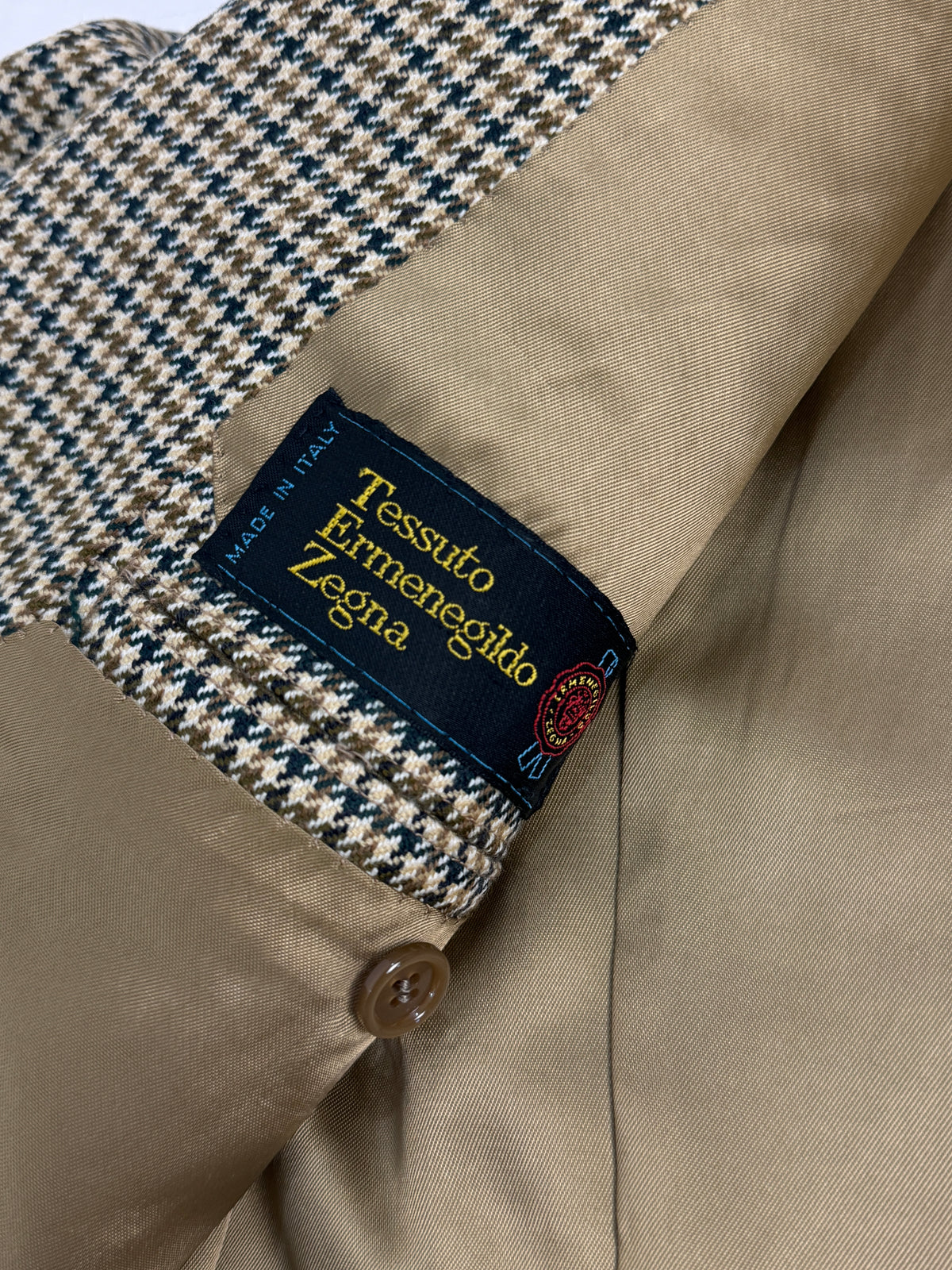 Giacca vintage in lana pied de poule beige e nera indossata
