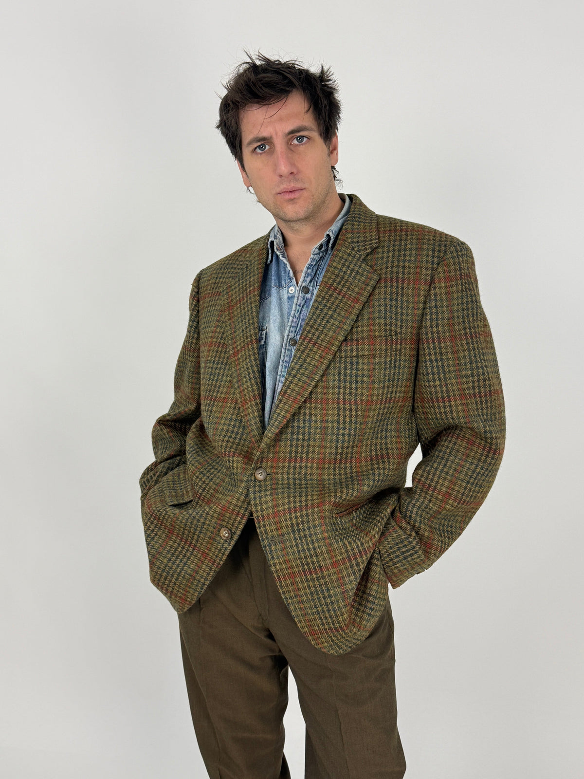 Dettaglio del tessuto Donegal Tweed e del rever