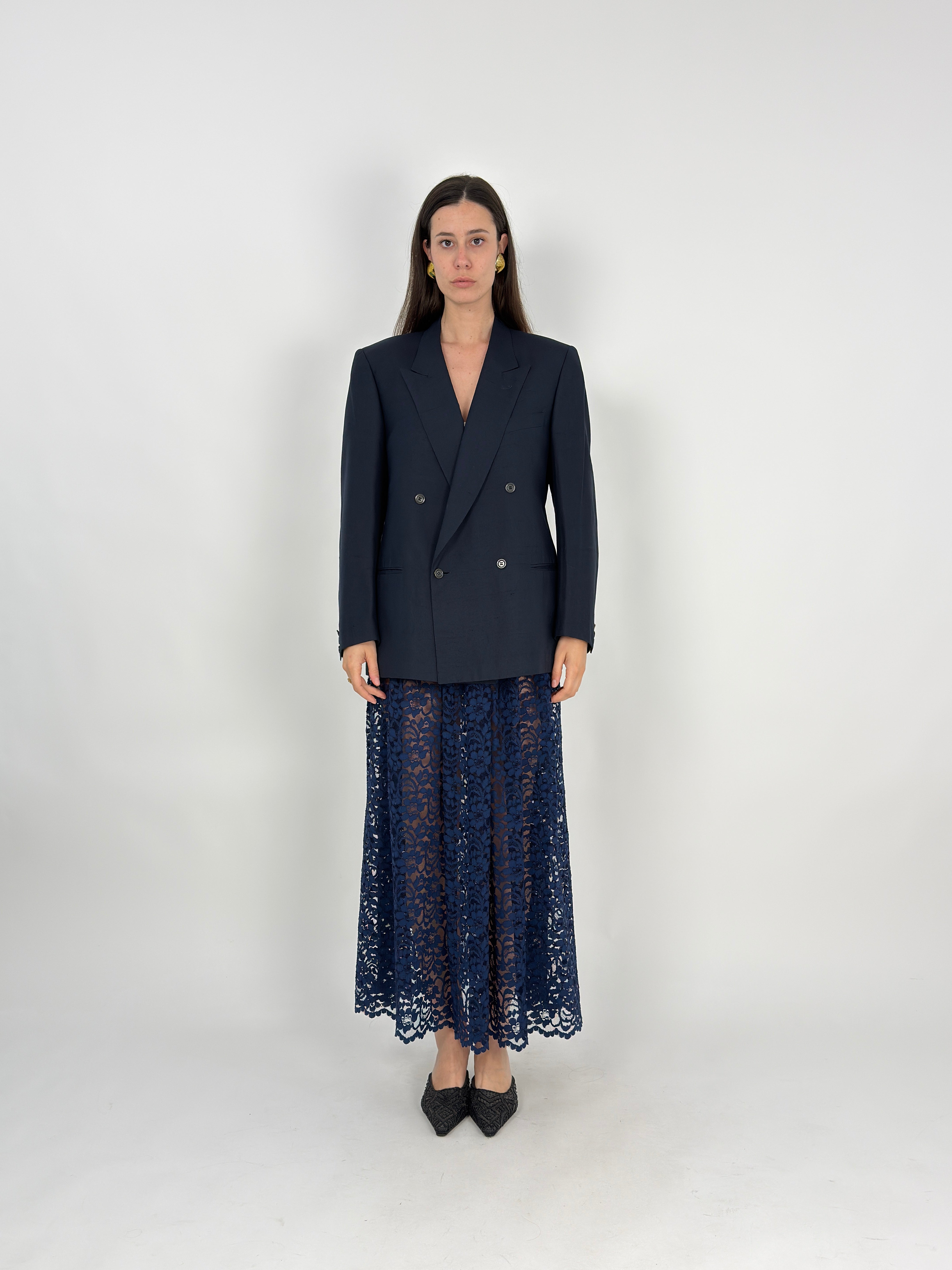 gonna pizzo macramè floreale blu navy vintage indossata con body bianco e giacca over in seta e mules di perline
