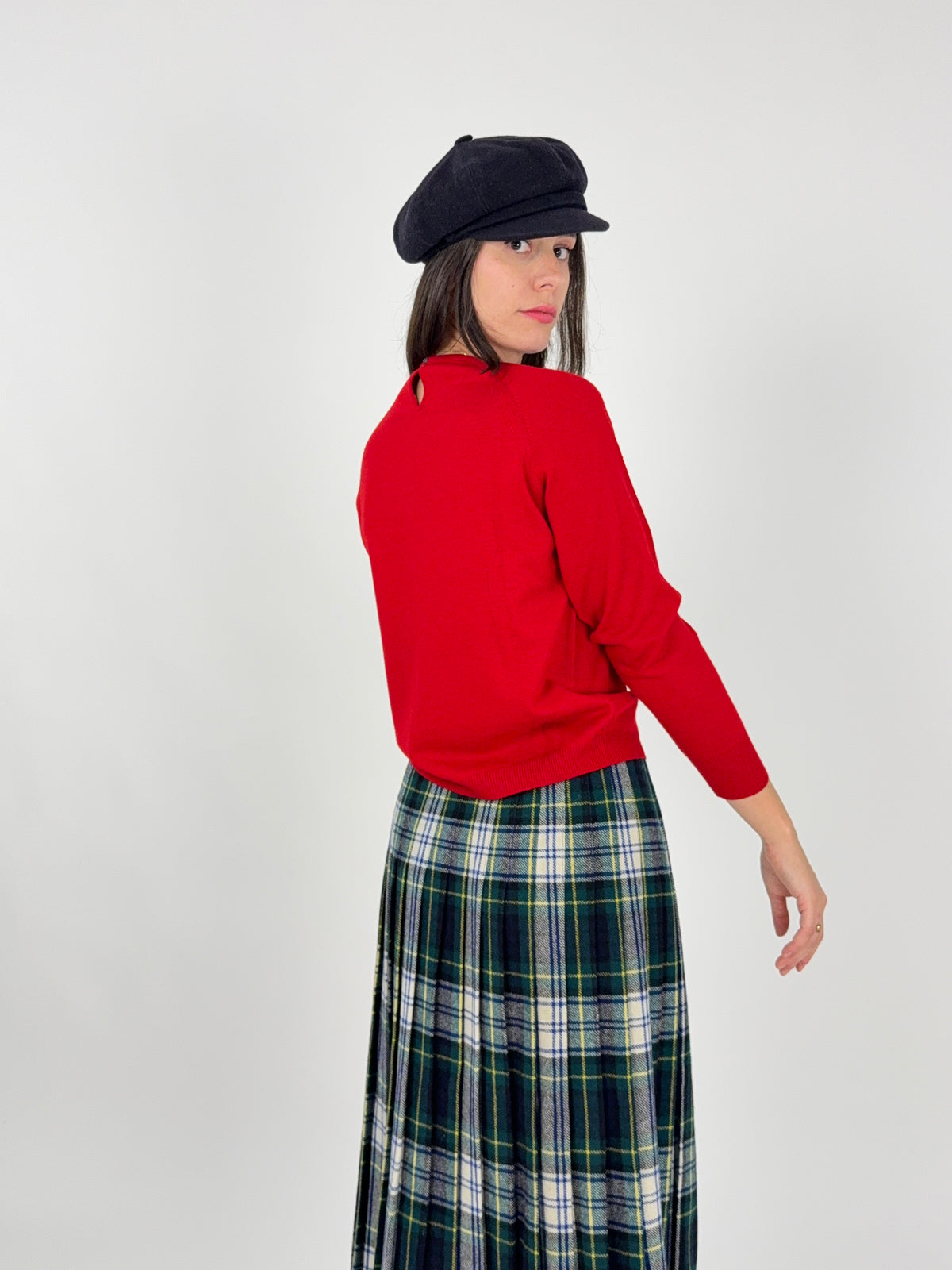 Maglia rossa vintage indossata, vista posteriore con apertura al collo