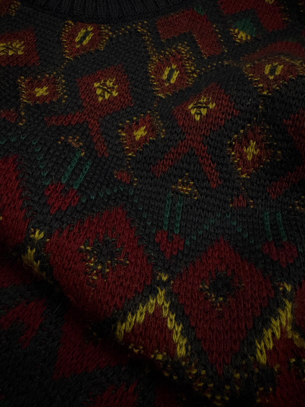 Dettaglio del girocollo a coste e dell’etichetta del maglione vintage