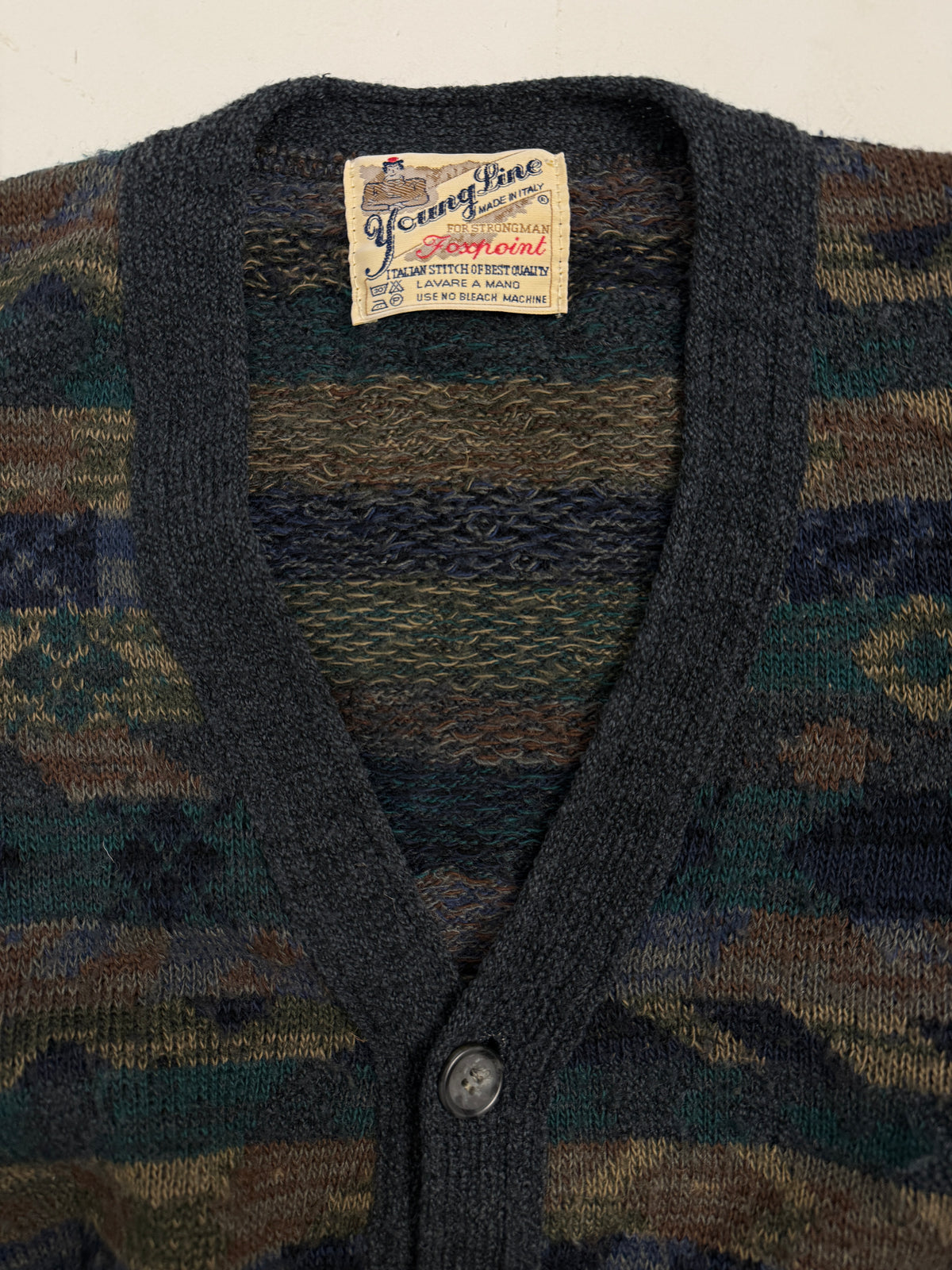 Etichetta Youngline Made in Italy e scollo a V