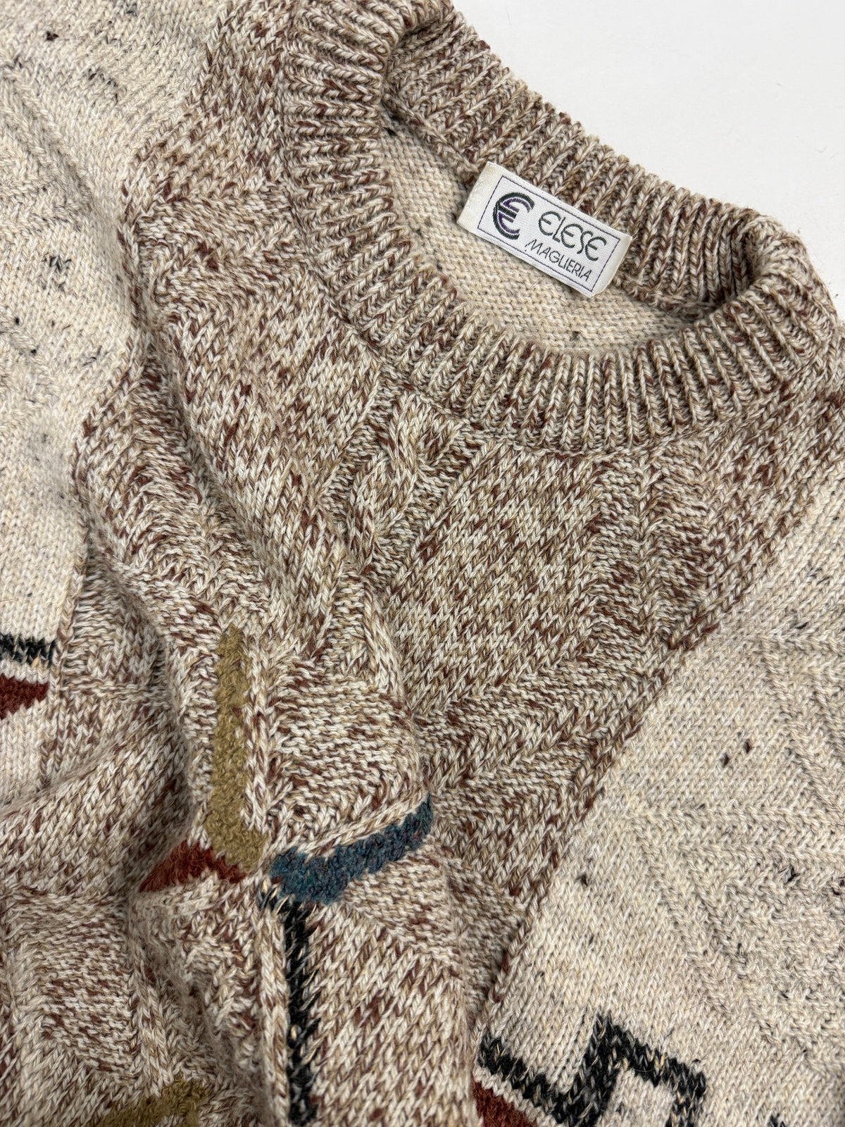 Girocollo a coste ed etichetta del maglione vintage beige