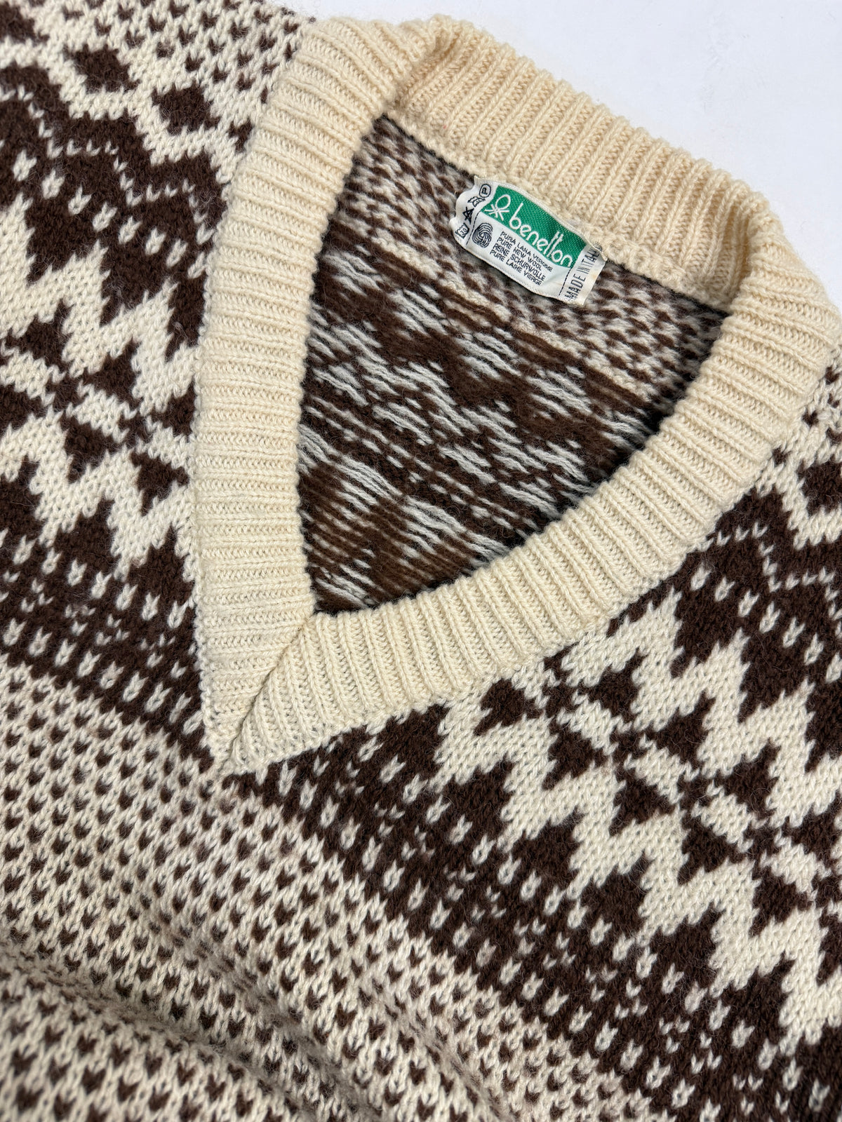 Etichetta Benetton Pure New Wool e scollo a V color panna