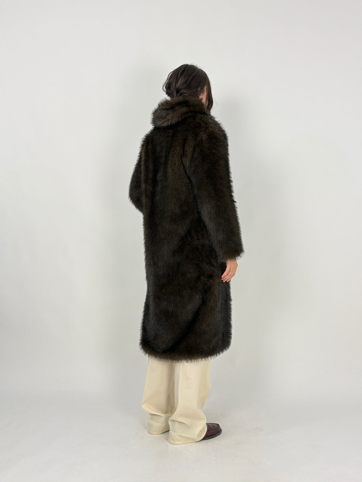 Cappotto lungo marrone con tasche laterali indossato
