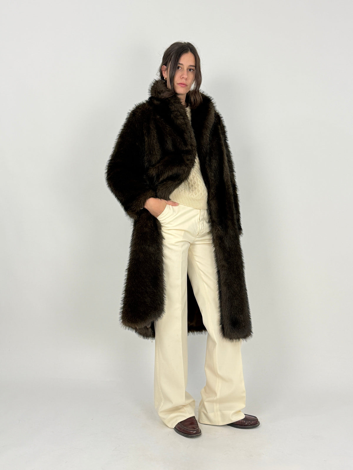 Cappotto marrone a pelo lungo, vista laterale indossato