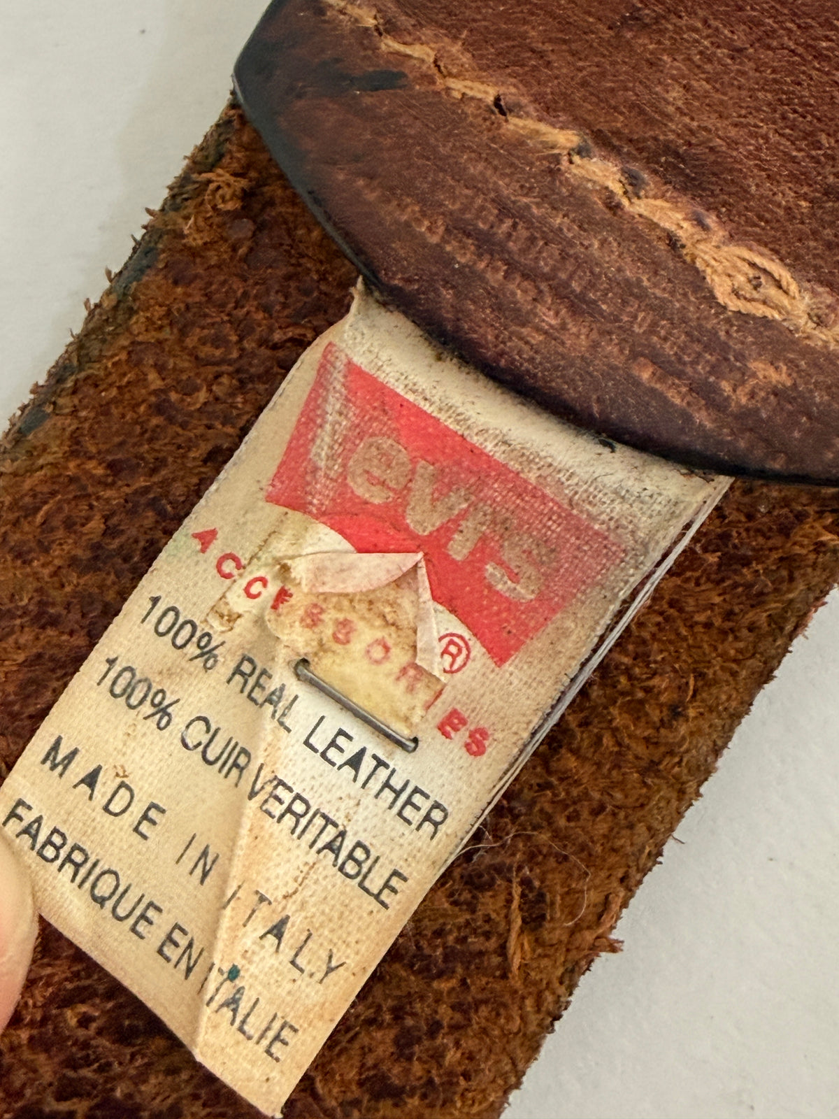 Interno e fori di regolazione della cintura Levi’s in pelle