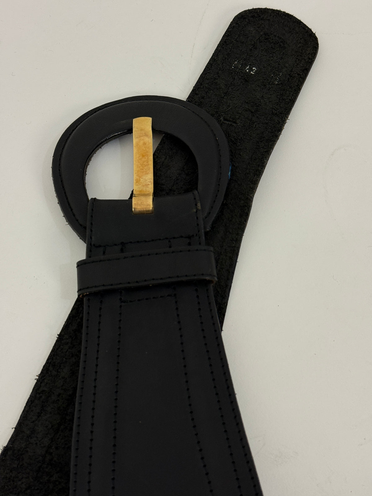 Cintura vintage nera con fibbia rotonda e dettaglio dorato