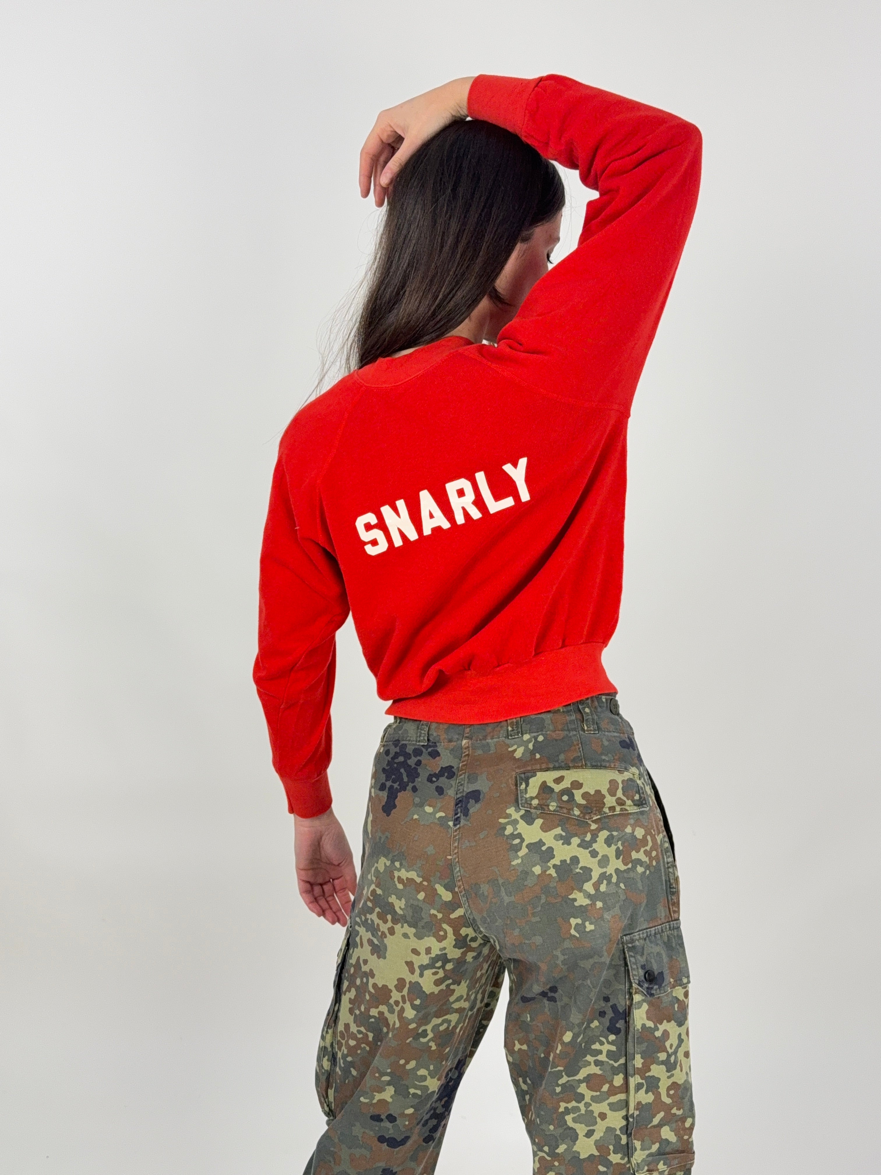 felpa americana anni '80 rossa indossata da una donna, taglia s