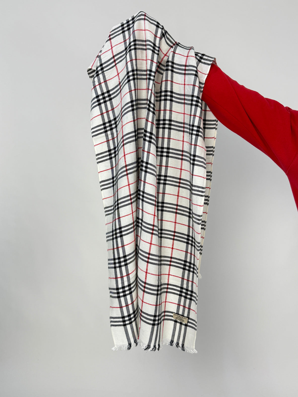 Dettaglio del tartan avorio con righe nere e rosse