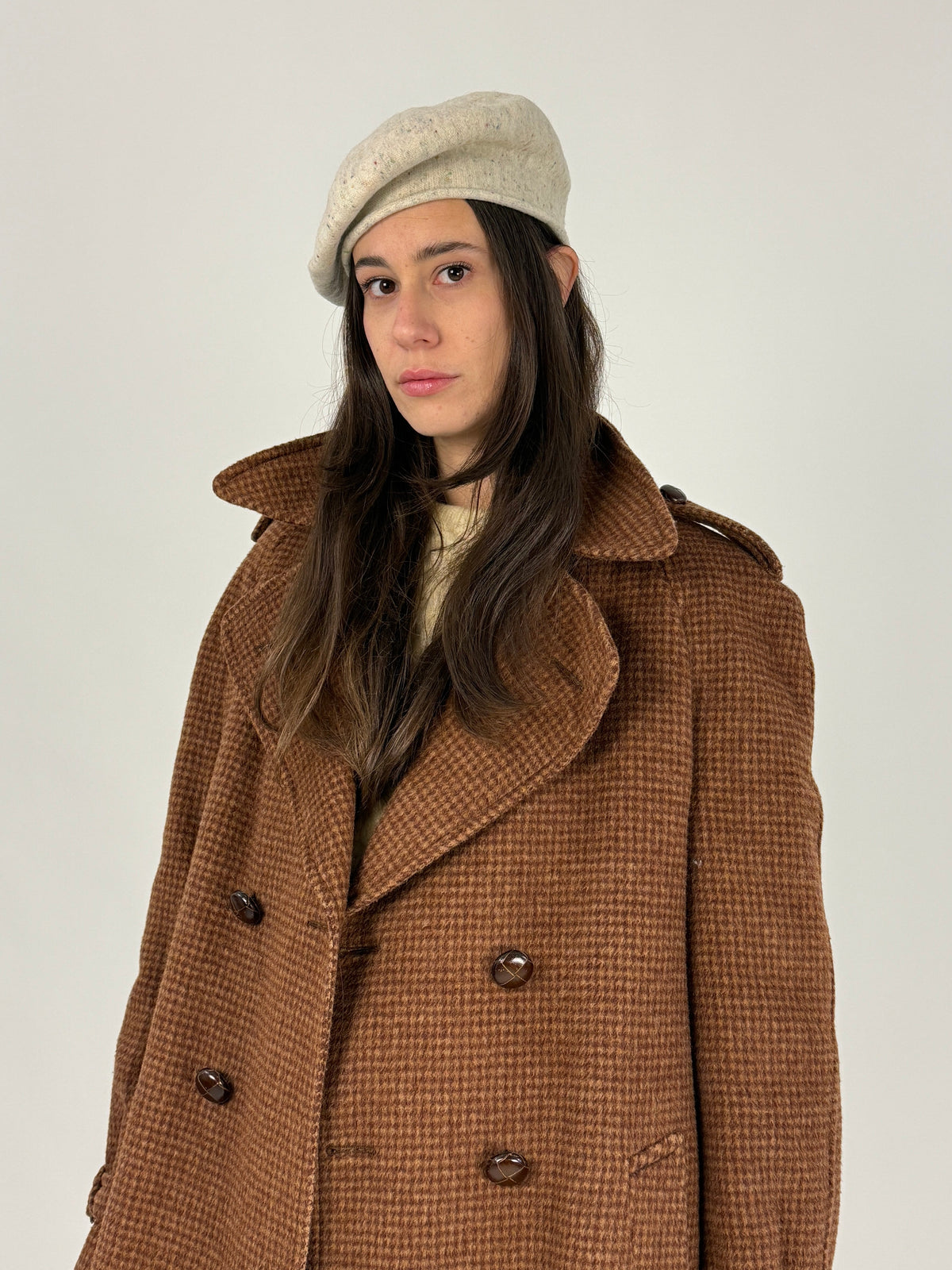 Basco vintage écru con puntini multicolor indossato, vista frontale