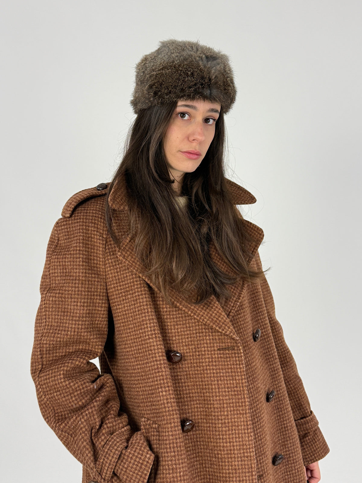 Colbacco vintage Crown Cap indossato con cappotto in tweed