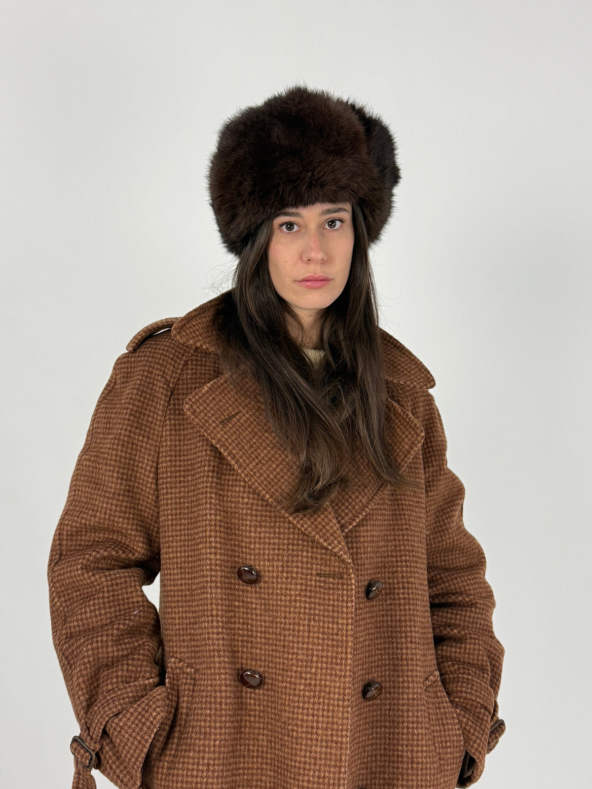 Ushanka vintage marrone con paraorecchie rialzati, vista frontale
