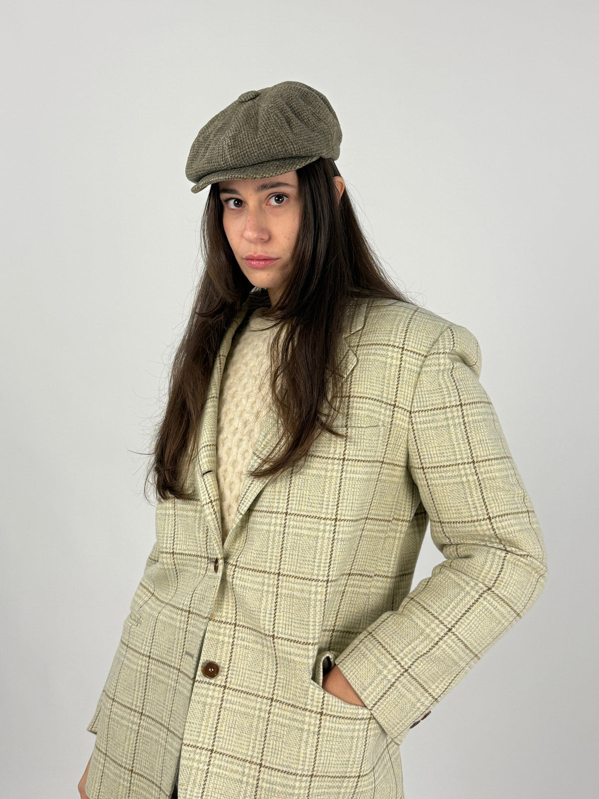 Coppola vintage newsboy con visiera corta, vista laterale indossata